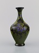 Regina, Holland. Antik art nouveau vase i glaseret keramik med håndmalede 
blomster og bladværk. Ca. 1910.
