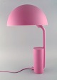 KaschKasch for 
Normann 
Copenhagen. Cap 
bordlampe i 
pink lakeret 
stål med 
justerbar 
lampeskærm. ...