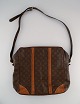 Louis Vuitton. 
Stor vintage 
skuldertaske. 
Monogram 
kanvas. 
1970'erne.
Måler: 44 x 38 
...