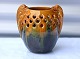 Michael 
Andersen, 
Bornholm. 
Vase/krukke i 
keramik, med 
gennembrudt 
kant. På 
siderne er der 
...