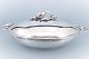 Georg Jensen; 
Magnolia oval 
lågfad, hamret 
sterling sølv 
#2C. 
Højde uden låg 
7 cm. 
Højde med ...