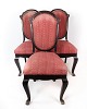 Sæt af tre spisestuestole af mahogni og polstret med rødt stof fra omkring 1920. Stolene er i ...