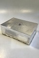 Georg Jensen 
Sterling Sølv 
Cigarskrin/Humidor 
No 329 med 
indlæg af træ 
Måler  21.5 cm 
x 15 cm  x ...