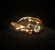 Carat Design 
Aalborg 
brillantsmykke.
En 14 kt. 
guldring med 
brillant på 
0,50 ct. 
Farve: ...