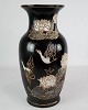 Keramik vase 
med sort glasur 
og dekoreret 
med blomster og 
fugle. Vasen er 
i flot brugt 
stand. ...