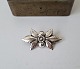 Hermann 
Siersbøl 
vintage broche 
i sterlingsølv
Stemplet: HS - 
Sterling - 
Denmark
Mål 2,3 x 4,3 
cm.