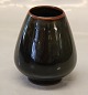 Kgl. Sort Serie 
Vase 9 cm Nils 
Thorsson/Hans 
Henrik Hansen 
April 1938 
Royal 
Copenhagen 
stentøj I ...