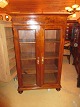 Mahogni 
Glasskab 
590/597-P