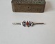 Vintage broche 
i sølv med 
perle i rav
Stemplet: HJ - 
830s
Længde 6 cm. 
Bredde 13 mm.