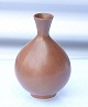 Gustavsberg, 
Sweden. Berndt 
Friberg, 
keramik vase 
med ensfarvet 
harepelsglasur. 
Vase er brun 
let ...