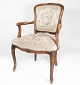 Ny Rokoko armstol af lyst træ og polstret med lyst stof, i flot antik stand fra 1930erne. H - ...