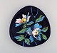 Longwy, 
Frankrig. 
Troubadour fad 
i glaseret 
keramik med 
håndmalede 
blomster. Midt 
1900-tallet. 
...