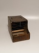 Tranports kasse 
af træ og 
jerngitter til 
kanariefugl
Danmark ca år 
1890-1900
Højde 14,5cm 
...
