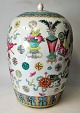 Kinesisk låg krukke i porcelæn, famille rose, Tongzhi, 1862 - 1874. Polykrom dekoration med ...