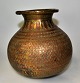 Orientalsk vase/beholder af messing/kobber, 19. årh. Håndarbejde. Med talrige dekorationer. H.: ...