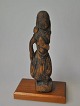 Antik nepalesisk træfigur af bedende mand, 18./19. årh. H.: 15,5 cm. Ny nyere fod af ...