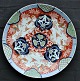 Stort imari porcelæns fad, 19. årh. Japan. Polykrom dekoration med blomster, drager og fugle. ...