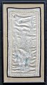 Kinesisk silke broderi, 19. årh. Broderi med insekter og blomster. 53 x 25 cm. Rammen: 61 x 33 ...