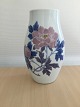 Stor smuk orientalsk vase.19 årh.Kina eller Japan?Porcelæn dekoreret med stiliserede ...