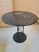 Rundt bord med 
malet metal 
stel og plade 
af stenmasse 
fra 1990erne.
Højde 73cm 
Diameter 79cm