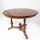 Rundt spisebord af valnød med intarsia, i flot antik stand fra 1890erne. H - 70 cm og Dia - ...