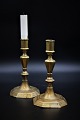 Et par antikke 1700/1800 tals messing lysestager , Højde: 19,5cm.