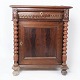 Mindre antikt skab af mahogni dekoreret med udskæringer, fra 1880erne.H - 79 cm, B - 68 cm og ...