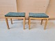 2 Taburetter af 
malet fyrretræ 
fra 1930erne.
H 41cm B 32cm 
L 49cm