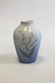 Bing & Grøndahl 
Vase No 57/239 
med Liljekonval 
Motiv. Måler 17 
cm(6 11/16 in.)