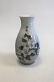 Bing & Grøndahl 
Art Nouveau 
Vase med 
blomsterdekoration 
No 420/5368. 
Måler 25 cm(9 
27/32 in.)