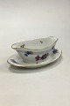 Royal 
Copenhagen 
Pattern No 597 
Sauce Boat No 
9344. Measures 
22 cm / 8 21/32 
in.