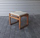Sidebord og skammel i samme møbelFremstillet i dansk designBordet er fremstillet i teaktræ ...