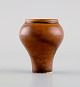 Annikki 
Hovisaari 
(1918–2004) for 
Arabia. 
Miniature vase 
i glaseret 
keramik. Smuk 
glasur i brune 
...