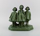 Alice Nordin for Ipsens Enke. Stor skulptur i jadegrøn glaseret keramik. Tre piger spejder efter ...