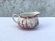 Engelsk 
fajance, 
Palissy 
pottery, Thames 
river scenes, 
Rød, 
Flødekande, 
12,5cm bred, 
6,5cm høj ...