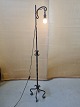 Standerlampe i 
smedejern fra 
1930erne.
Den trænger 
til en slibning 
og maling.
Højde 163cm