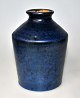 Dansk keramiker 
(20. årh): 
Vase. Lertøj. 
Blålig glasur. 
Signeret. H.: 
12 cm. 
Perfekt stand!
