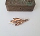 Hermann 
Siersbøl 
vintage broche 
i 8 kt guld med 
klar sten
Stemplet: 
HS-HS
Mål 2 x 5,5 
cm.