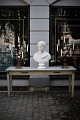 Gammel svensk konsolbord i Gustaviansk grå farve med fin patina og dekorationer på ...