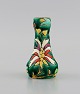 Longwy, 
Frankrig. Art 
deco vase i 
glaseret 
stentøj med 
håndmalede 
blomster på 
grøn baggrund. 
...