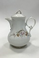 Bing & Grondahl 
White porcelain 
Coffee Pot with 
flowerdecoration 
and gold. 
Measures 22 cm 
/ 8 ...