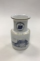 Bing og 
Grøndahl Vase 
for Københavns 
Universitets 
500 års 
jubilæum.
Måler 18,5 
cm(7.28 in.)
