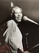 Sort/hvidt vintage pressefoto af Aretha Franklin i koncert (kendt for bl.a. Respect) fra ...