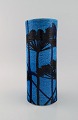 Europæisk 
studiokeramiker.
 Stor vase i 
azurblå 
glaseret 
stentøj med 
håndmalede 
blomster. ...