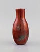 Europæisk 
studiokeramiker.
 Unika vase i 
glaseret 
stentøj. Smuk 
metallisk 
glasur i røde 
nuancer. ...