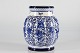 Aluminia 
Fajance
Stor fajance 
vase med 
floralt mønster 
med 
blå og hvid 
glasur fra 
serien ...