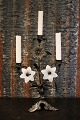 Gammel fransk kirkestage i mørk patina dekoreret med 2 fine gamle hvide opaline glas blomster. ...