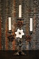 Gammel fransk kirkestage i mørk patina dekoreret med 1 fin gamle hvid opaline glas blomster , ...