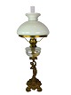 Petroleumslampe af patineret metal og skærm af hvid opalglas fra omkring 1860. Lampen er i flot ...