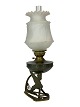 Petroleumslampe i jugendstil af bruneret messing fra omkring 1920erne. Lampen er i flot antik ...